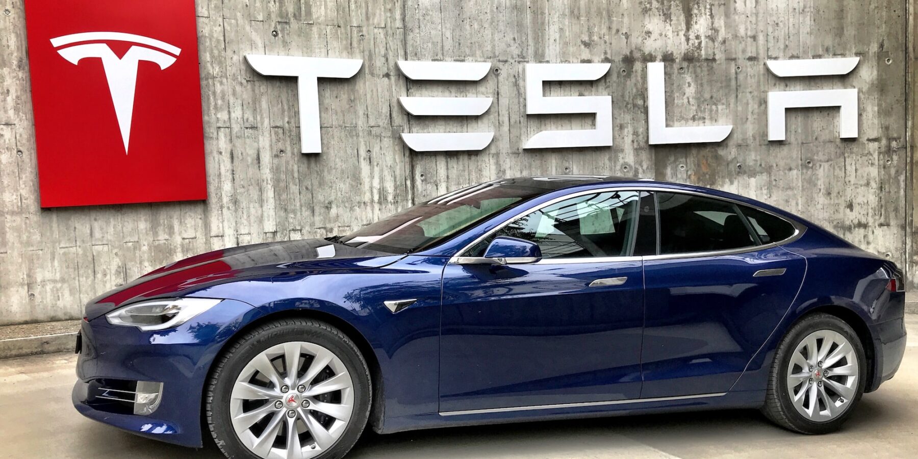 Autonomiczne samochody Tesla #automatyzacja #Elon Musk #sztuczna inteligencja #Tesla - ciekawostki.app
