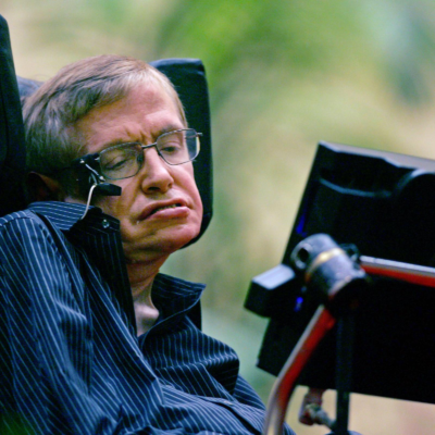 Stephen Hawking – jeden z najsłynniejszych fizyków teoretycznych w historii #badania #fizyka #kosmos #odkrycia #teorie - ciekawostki.app