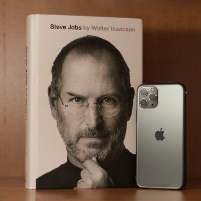 Steve Jobs i historia firmy Apple #biznes #człowiek #informatyka #komputery #przemysł #telefony #USA - ciekawostki.app