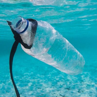 Warstwa śmieci na wodzie Pacyfiku #ekosystem #oceany #planeta #plastik #śmieci #woda - ciekawostki.app