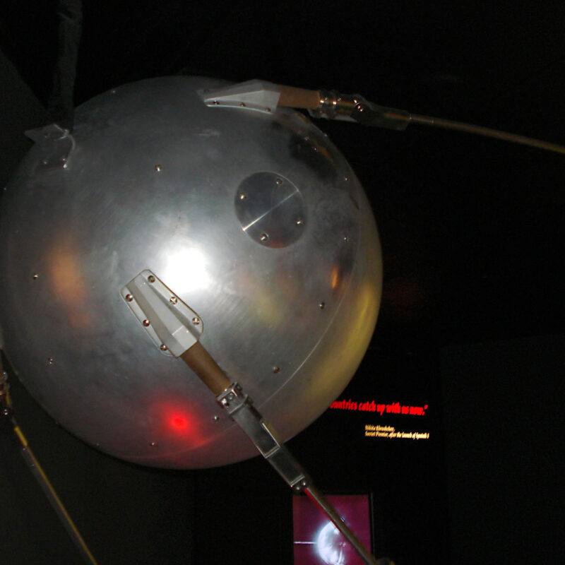Sputnik 1 – pierwszy sztuczny satelita wyniesiony na orbitę #historia #kosmos #NASA #rakieta #satelita #Sputnik #technologia #zimna wojna #ZSRR - ciekawostki.app